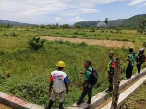 Dukung Swasembada Pangan, Babinsa Wulanggitang Lakukan Pengukuran Lahan Sawah