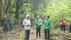 Soliditas Prajurit dan Persit Yonif TP 834/WM Warnai Aksi Pelestarian Lingkungan di Nagekeo
