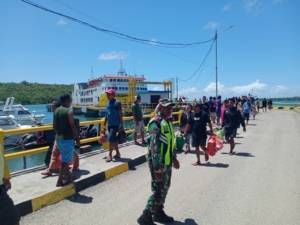 Babinsa Kodim 1627/RN Amankan Bongkar Muat KMP Kalibodri di Pelabuhan Pantai Baru