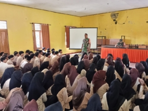 Babinsa Desa Belo Berikan Wawasan Kebangsaan di SMAN 1 Jereweh