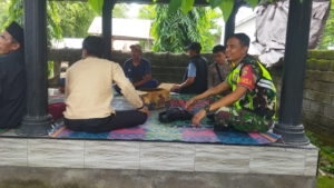 Babinsa Dadap Komsos Bersama Nelayan, Utamakan Keselamatan Saat Melaut