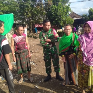 Babinsa Sajang Komsos Bersama Warga, Tekankan Kebersihan Drainase dan Waspada Banjir