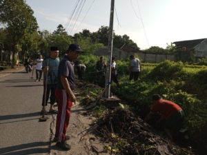Babinsa Kediri Selatan Pimpin Gotong Royong Bersihkan Saluran Air