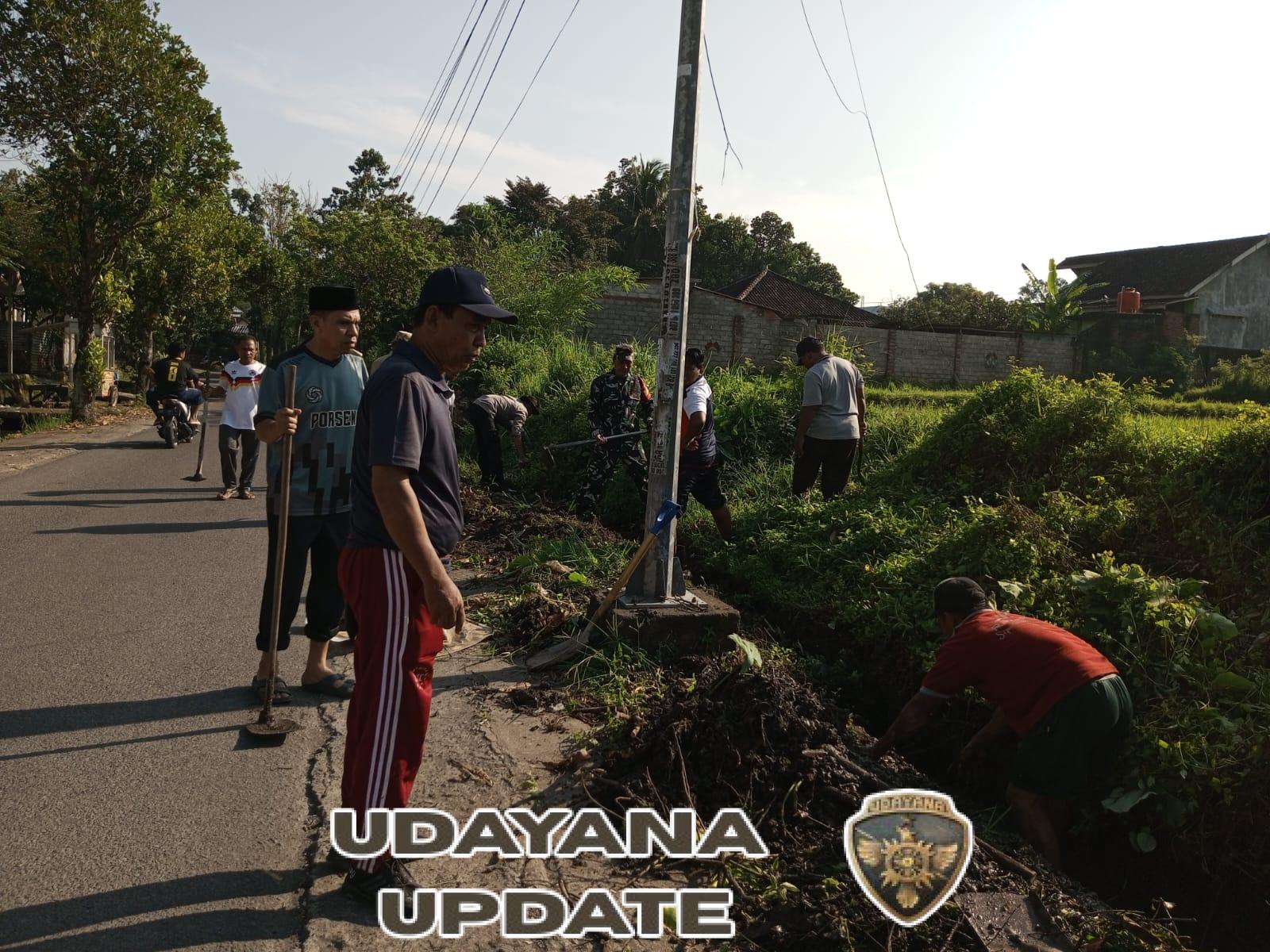 Babinsa Kediri Selatan Pimpin Gotong Royong Bersihkan Saluran Air