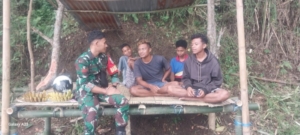 Babinsa Koramil 1603-04/Kewapante Komsos Bersama Warga Wolomapa