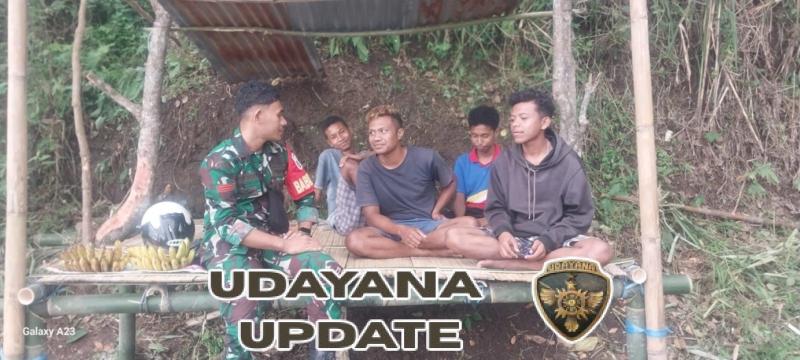 Babinsa Koramil 1603-04/Kewapante Komsos Bersama Warga Wolomapa