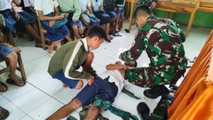 Pos Kewar Yonarmed 12 Kostrad Bekali Pelajar Materi P3K