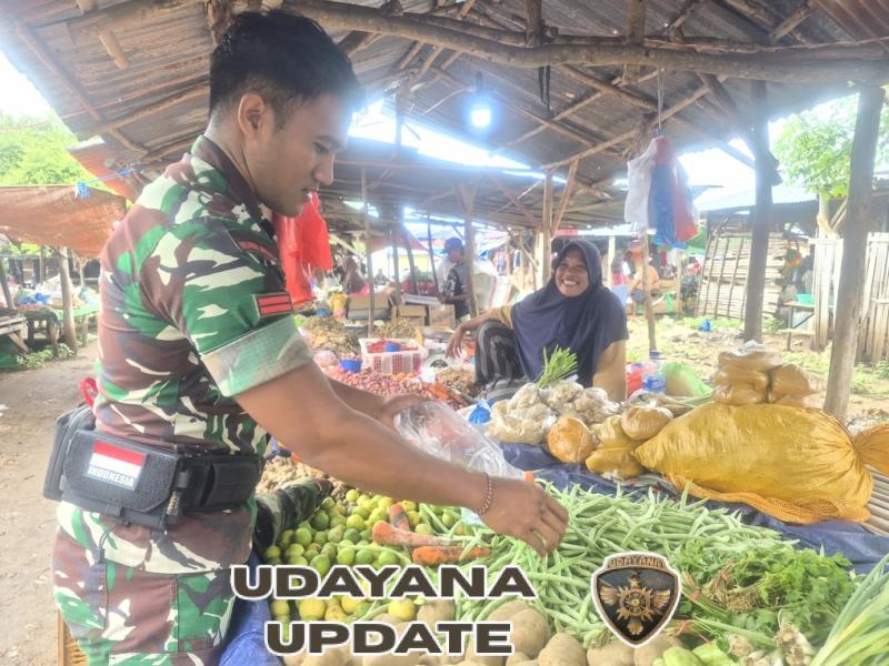 Babinsa Koramil 02/Rindi Umalulu Pantau Harga Sembako di Pasar Rindi