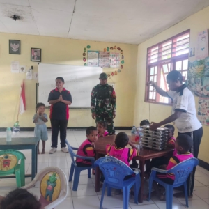 Babinsa Kodim 1622/Alor Salurkan Makan Bergizi untuk Ribuan Siswa