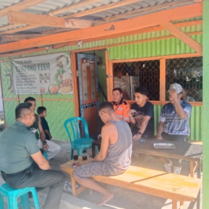 Babinsa Rasabou Himbau Warga Jaga Kebersihan Lingkungan di Musim Hujan