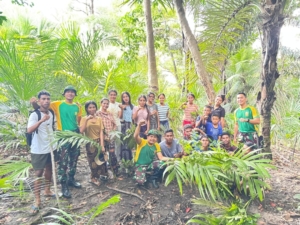 Satgas Pamtas Yonarmed 12 Kostrad Bersama Warga Laksanakan Penghijauan di Sumber Mata Air Fatubesi Atas