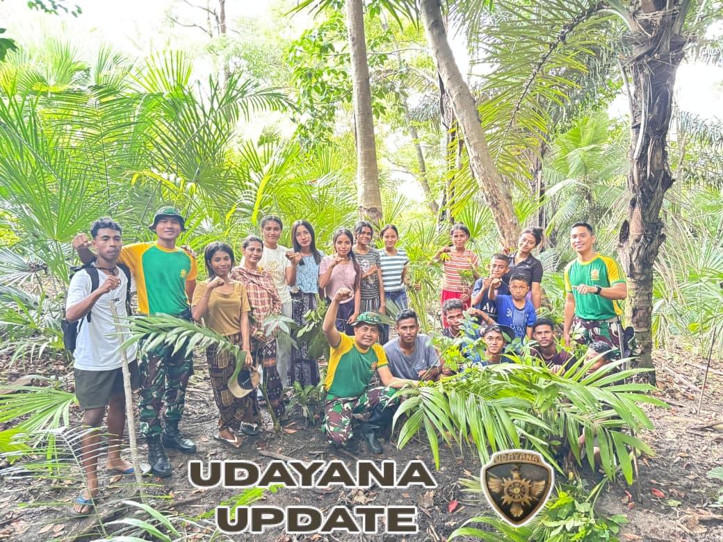Satgas Pamtas Yonarmed 12 Kostrad Bersama Warga Laksanakan Penghijauan di Sumber Mata Air Fatubesi Atas