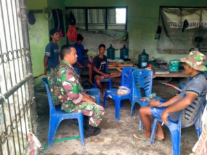 Babinsa Dasan Anyar Laksanakan Patroli Wilayah dan Komsos Bersama Warga