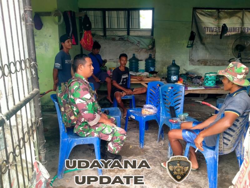 Babinsa Dasan Anyar Laksanakan Patroli Wilayah dan Komsos Bersama Warga