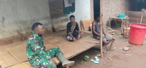 Babinsa Welai Selatan Laksanakan Komsos, Dorong Warga Siapkan Bibit Sawi Unggul