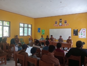Babinsa dan Bhabinkamtibmas Bahas Keamanan Sekolah Satap Desa Mataiyang
