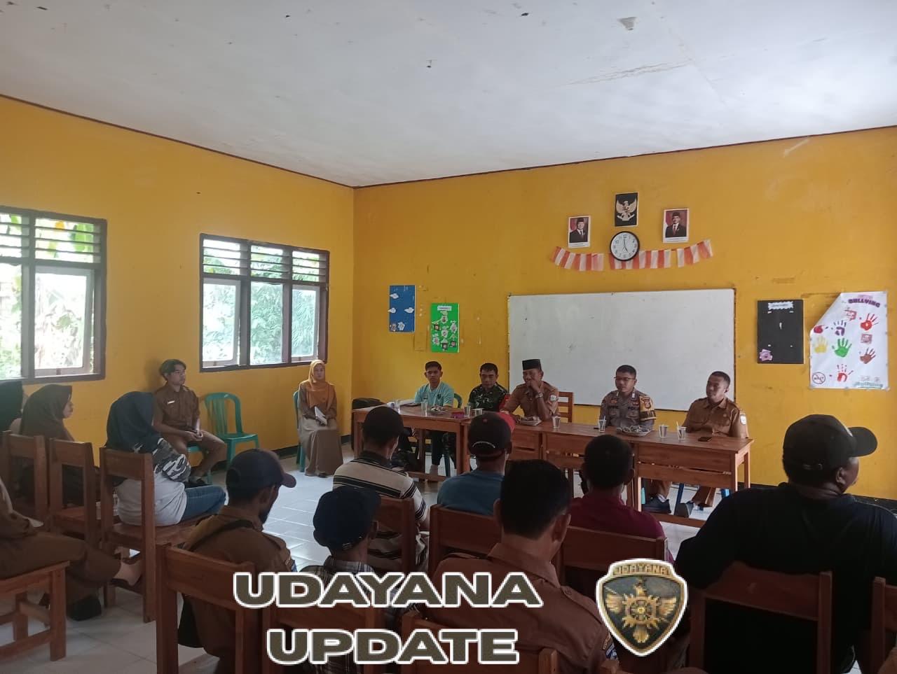Babinsa dan Bhabinkamtibmas Bahas Keamanan Sekolah Satap Desa Mataiyang