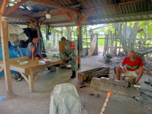 Babinsa Beru Laksanakan Patroli Wilayah dan Komsos Jaga Keamanan Desa