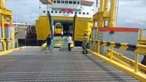Babinsa Koramil Poto Tano Amankan Aktivitas Penyeberangan Pelabuhan Poto Tano