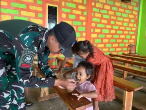 Satgas Pamtas RI–RDTL Yonarhanud 2 Kostrad Bangun Kehangatan Dengan Masyarakat di Gereja Kapela Haumeniana
