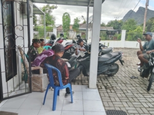 Babinsa Desa Tapir Perkuat Kamtibmas Melalui Komsos Bersama Staf Desa