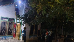 Koramil 1628-01/Taliwang Gelar Patroli Malam, Cek Kabel Listrik Putus di Permukiman Warga