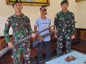 Kesadaran Masyarakat Tinggi, Satgas Pamtas Yonarmed 12 Kostrad Terima Dua Pucuk Senjata Api