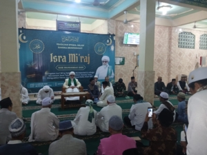 Babinsa Pasir Putih Koramil 1628-02/Sekongkang Amankan Peringatan Isra Mi’raj di Desa Pasir Putih