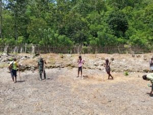 Babinsa Tabundung Dampingi Petani Tanam Padi Ladang di Desa Wudipandak