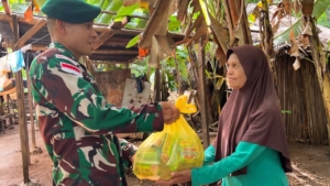 Yonarmed 12 Kostrad Salurkan Bantuan Sembako bagi Warga Kurang Mampu Desa Dualaus