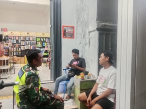 ‎Babinsa Desa Beririjarak Gelar Patroli Kongkow-Kongkow untuk Perkuat Keamanan Wilayah