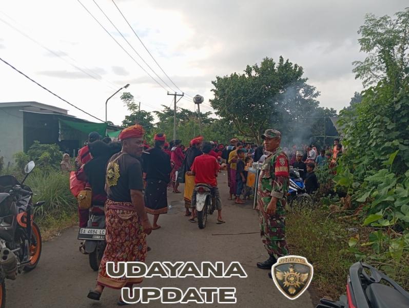 Babinsa Koramil 1614-05/Pekat Amankan Tradisi Nyongkolan di Desa Sorinomo