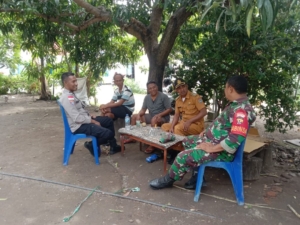 Babinsa Nusa Kenari Gelar Komsos Bersama Warga di Teluk Mutiara