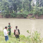 Danramil Walakaka Dampingi Dinas PUPR Cek Lokasi Rencana Pembangunan Jembatan di Desa Taramanu