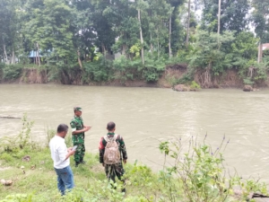 Danramil Walakaka Dampingi Dinas PUPR Cek Lokasi Rencana Pembangunan Jembatan di Desa Taramanu
