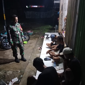 Babinsa Rasabou Laksanakan Ronda Malam, Warga Diimbau Waspada Banjir