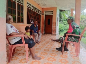 Babinsa Koramil 04/Apui Laksanakan Komsos Bersama Warga di Alor Tengah Utara