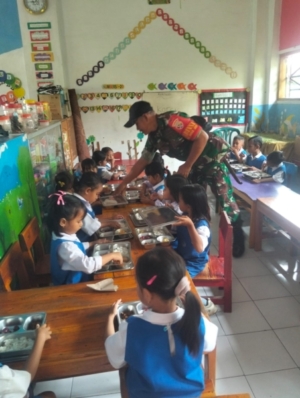 Babinsa Bakajaya Dampingi Penyaluran Makanan Gratis di TK 04