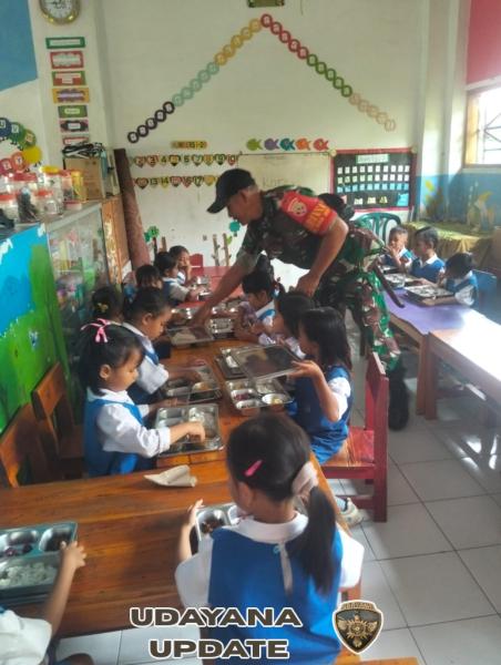Babinsa Bakajaya Dampingi Penyaluran Makanan Gratis di TK 04