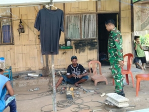 Babinsa Koramil Bola Pererat Silaturahmi Lewat Komsos di Bengkel Las Desa Bola