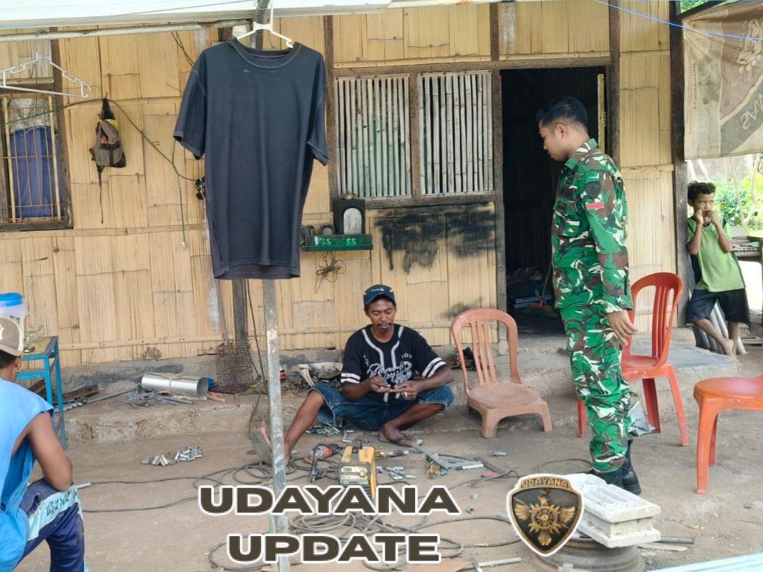 Babinsa Koramil Bola Pererat Silaturahmi Lewat Komsos di Bengkel Las Desa Bola