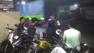 Babinsa Mamben Lauk Gelar Patroli Kongkow-kongkow, Ajak Pemuda Hindari Perilaku Negatif