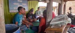 Babinsa Koramil 1628-03/Seteluk Pererat Kemanunggalan TNI–Rakyat Melalui Komsos