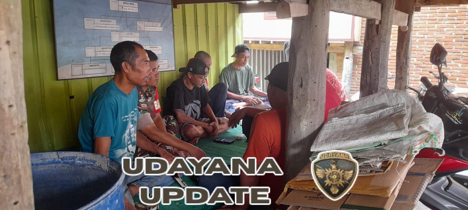 Babinsa Koramil 1628-03/Seteluk Pererat Kemanunggalan TNI–Rakyat Melalui Komsos