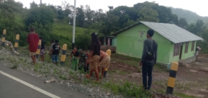 Babinsa Bersama Warga Desa Manusasi Perkuat Gotong Royong dan Kepedulian Lingkungan