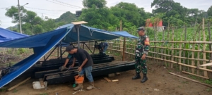 Babinsa Desa Senayan Monitoring Pengecatan Pembangunan Koperasi Merah Putih