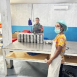 Babinsa Bersama SPPG Salurkan Makan Bergizi ke Sekolah-Sekolah di Alor Timur Laut