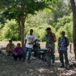 Babinsa Koramil 1618-04/Bisel Laksanakan Komsos Bersama Warga Desa Sekon