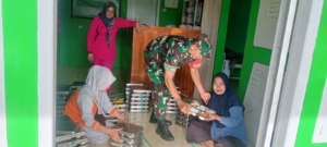 Babinsa Koramil Seteluk Dampingi Program Makan Bergizi Gratis di Desa Lamusung