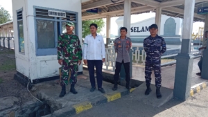 Sertu Jumadi Laksanakan Piket, Situasi Pelabuhan Poto Tano Terpantau Aman